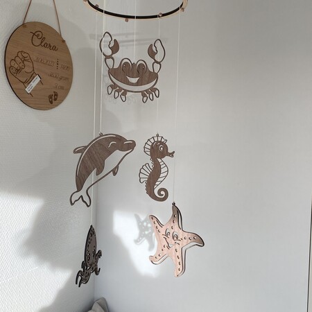 Uro med havets dyr i træ