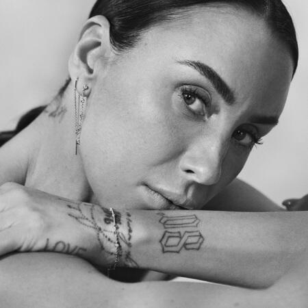 Medina iført ENDLESS ALLURE øreringe i 14 karat guld med 0,30 ct. brillanter W.SI.