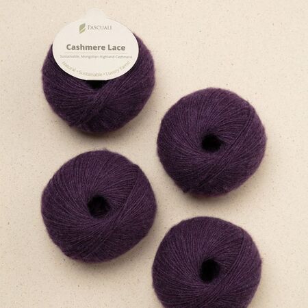 Pascuali Cashmere 6/28 – farven Eggplant. Økologisk luksusgarn i 100% cashmere uld, dyb aubergine-lilla nuance