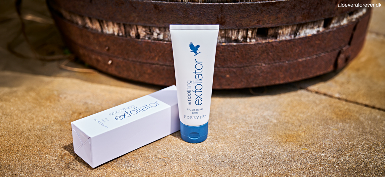 smoothing exfoliator creme fra Forever Living foran en træbalje