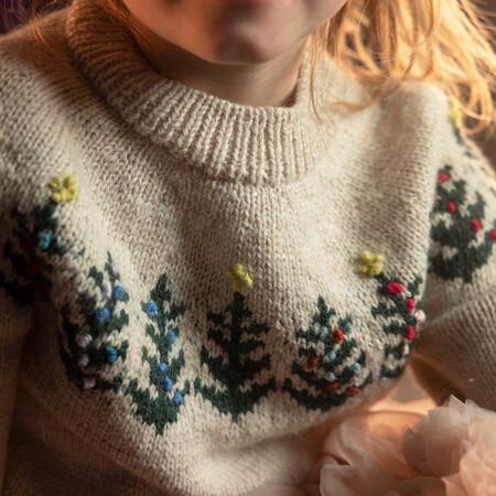 close up af juletraer paa hanne rimmens sweater jingle bells