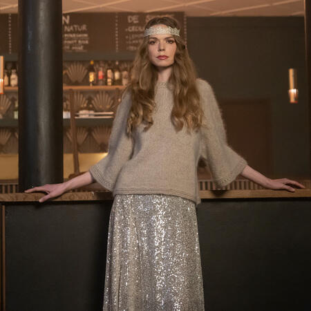 model i bar iført strikket bluse diva fra filcolana i lys udgave