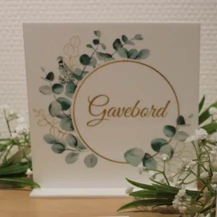 Gavebordskilt i akryl - hvid akrylskilt med blomsterkrans