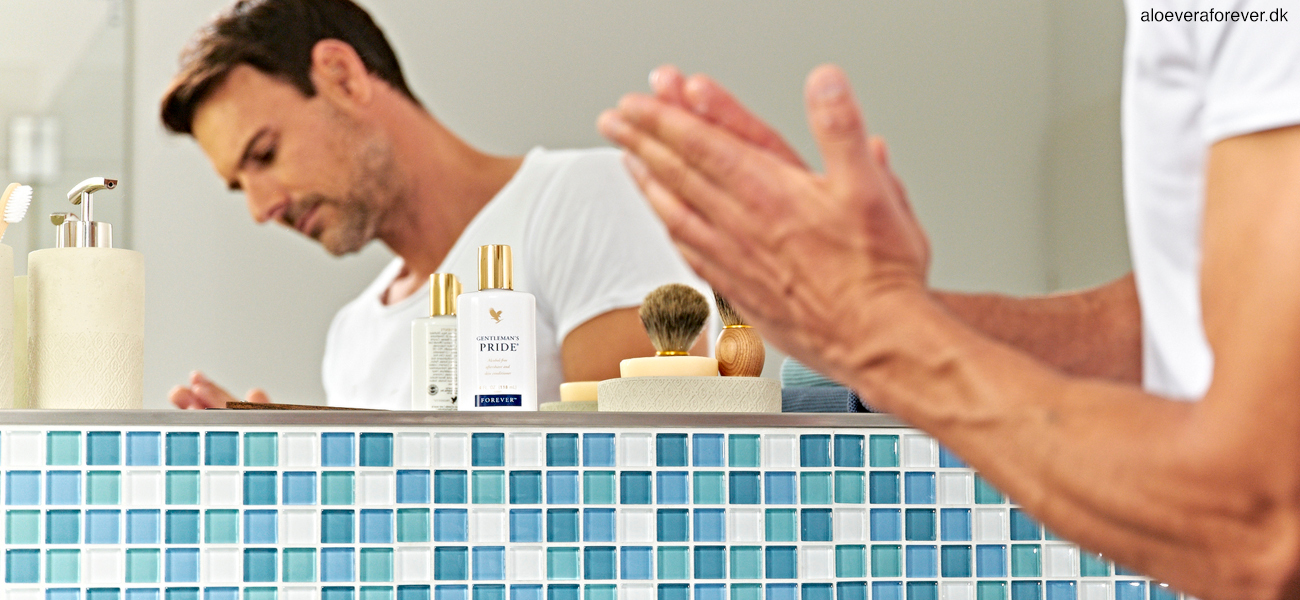 Flot mand påfører aftershave lotion Gentleman's Pride fra Forever Living