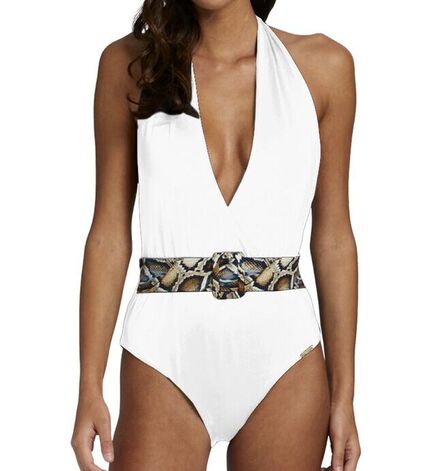 En kvinde står model til en hvid badedragt med dyb V-udskæring og et bredt, slangeskindsmønstret bælte i taljen. Billedet er beskåret ved halsen og lårene.