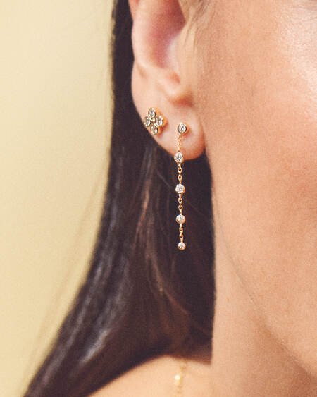 Medina iført SOPHIA'S BLOOM øreringe i 14 karat guld med 0,16 ct. brillanter W.SI.