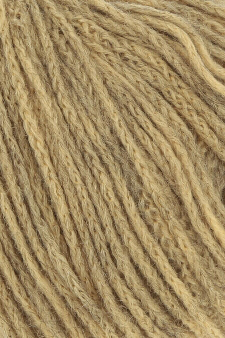 Close up af Garnøgle af kvaliteten nomad fra Lang Yarns i farven korngul