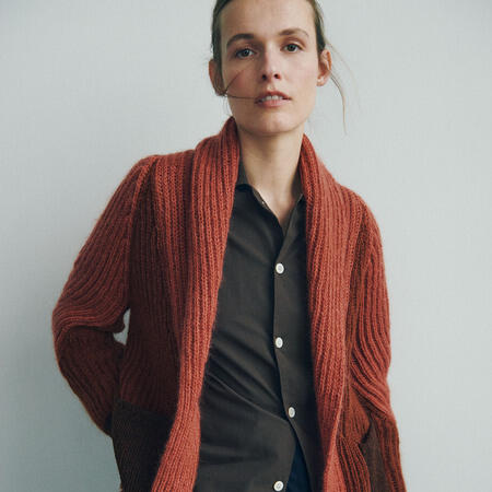 model ifoert helga isagers strikket model lone cardigan