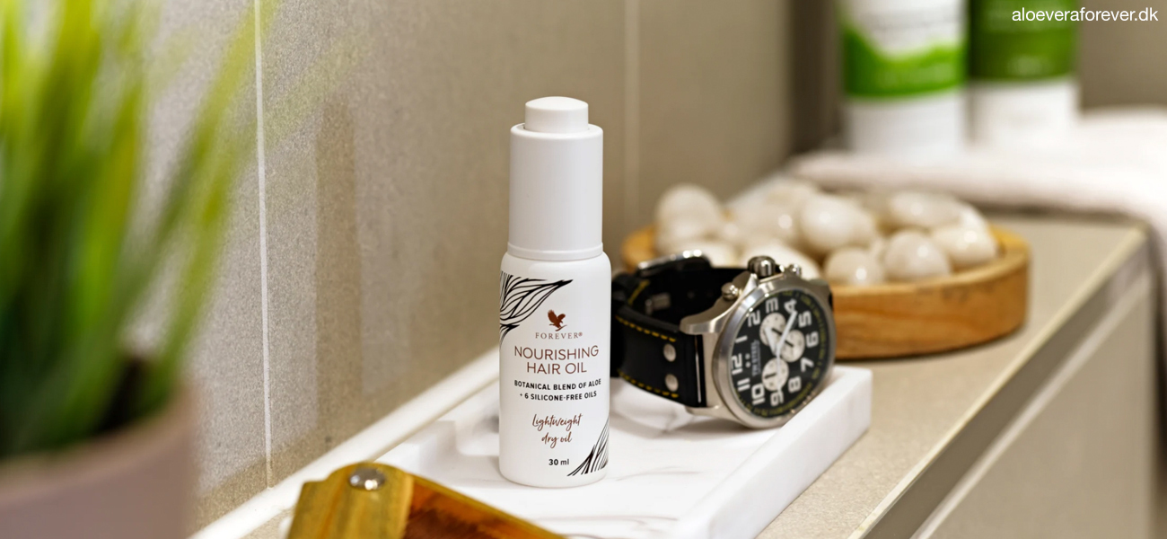 Forever Nourishing Hair Oil på hylde ved siden af et ur