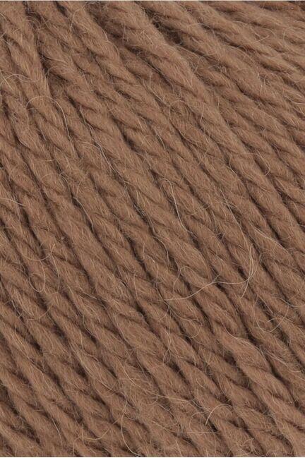 close up af garnnoegle af maerket carpe diem fra lang yarns i farven camel