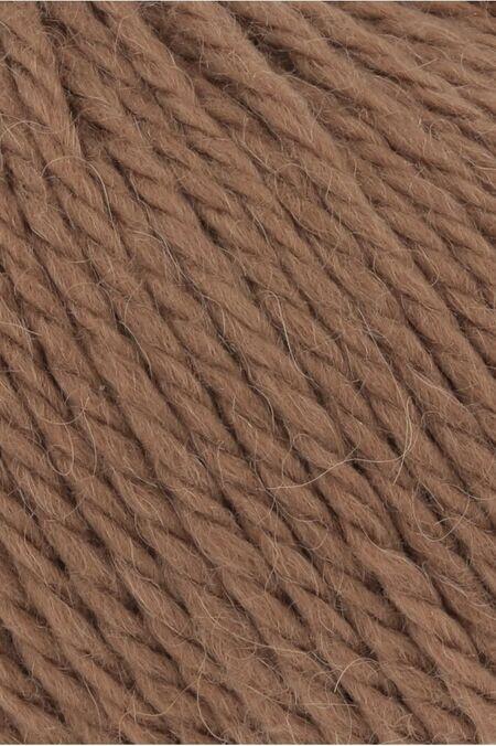 close up af garnnoegle af maerket carpe diem fra lang yarns i farven camel