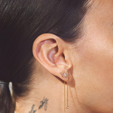 Medina iført FREYA øreringe i 14 karat guld med 0,37 ct. brillanter W.SI.