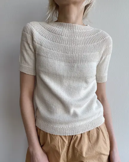 kroppen af Petiteknit ifoert sin strikkede anker tee