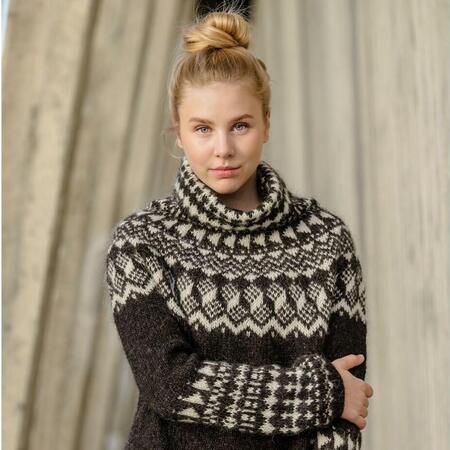 model ifort oraefi sweater strikket i lettlopi forside paa strikkeopskrift