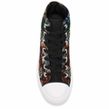 Farverig high top sneaker med mønster og hvid gummisål på hvid baggrund