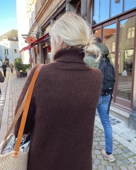 Ryggen af Petiteknit i sin strikket chestnut dress. Strikket i Dansk Pelsuld og Silk Mohair