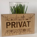 privat dørskilt i egefineret birk med blomster