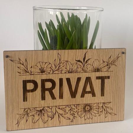 privat dørskilt i egefineret birk med blomster