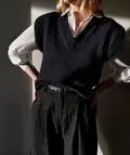 vest no. 9 udenpå en skjorte