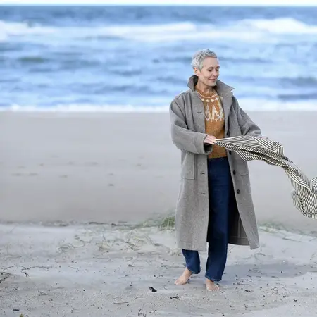 anne ventzel ved havet i brun aluna sweater