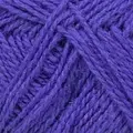 close up af garnet finull fra Rauma i farven blålilla 4041