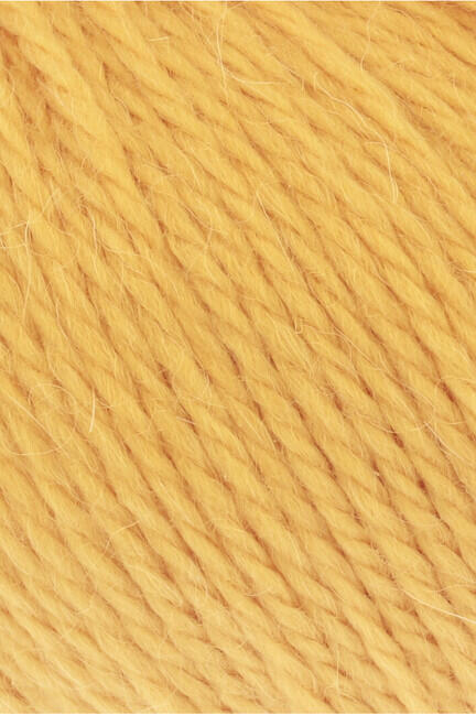 close up af garnnoegle af maerket carpe diem fra lang yarns i farven gul