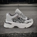 grå sneakers