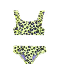 Todelt badedragt med gulgrøn baggrund og sort og lilla leopardmønster. Sættet består af en crop top med brede stropper og matchende bikinitrusser.