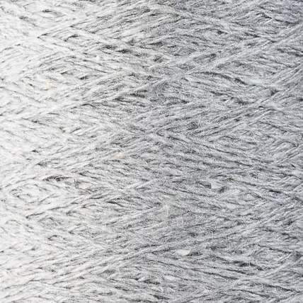 close up af garnnoegle kinu fra ito garn i farven snow grey