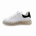 Hvid sneaker med transparent sål og sort hælkappe