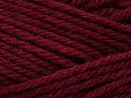 close up af garnnoegle peruvian highland fra Filcolana i farven 804 merlot