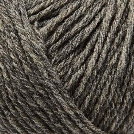close up af garnnoegle heavy merino fra knitting for olive i farven stoevet elg