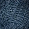 vlose up af knitting for olive merino garnnøgle i farven jeansblå