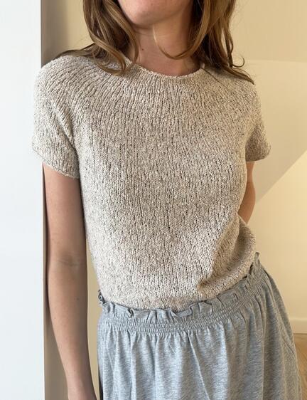 Model iført plain yoke tee 19 i lys udgave af leknit lene holme samsøe