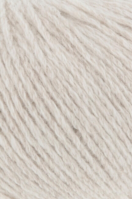 close up af garnnoegle af maerket yak fra lang yarns i farven raahvid