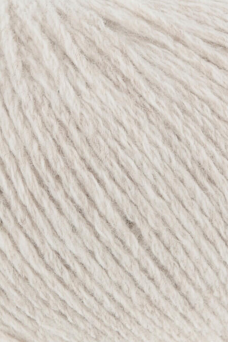 close up af garnnoegle af maerket yak fra lang yarns i farven raahvid