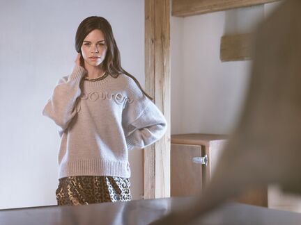 model ifoert strikket empower sweater designet af spektakelstrik