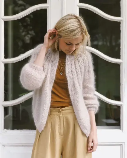 Petiteknit foran doer ifoert sin strikkede sunday cardigan i silk mohair