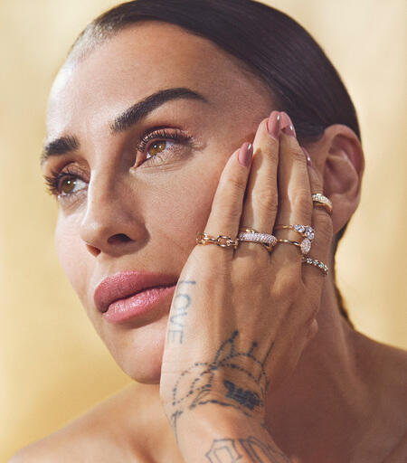 Medina iført CELIA ring i 8 karat guld med zirkonia.