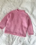 Cloud Sweater Junior fra PetiteKnit – klassisk børnesweater i glatstrik strikket oppefra og ned