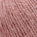 Close up af garnnoegle i angora fra mondial i farven rosa 623