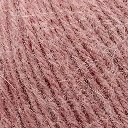 Close up af garnnoegle i angora fra mondial i farven rosa 623