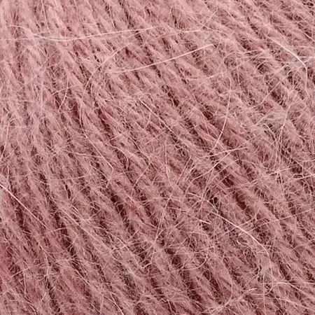 Close up af garnnoegle i angora fra mondial i farven rosa 623