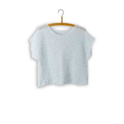 Modellen Driftwood fra Isager strikket i hvid palet og lyseblå trio 1