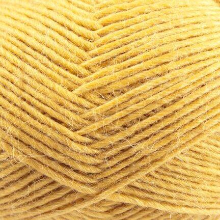 close up af garn lamauld fra camarose i farven karrygul