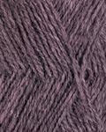 close up af garnet finull fra Rauma i farven lilla meleret 4128