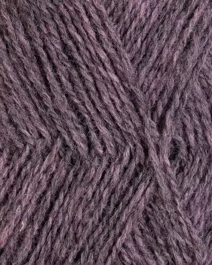 close up af garnet finull fra Rauma i farven lilla meleret 4128