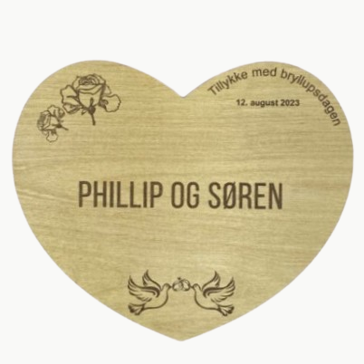 Æresport hjerte i træ til bryllup med personlig gravering – design 03