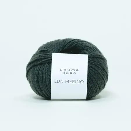 Garnet lun merino fra rauma garn i farven dyb grøn