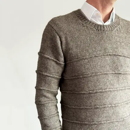 tuck sweater man set på model